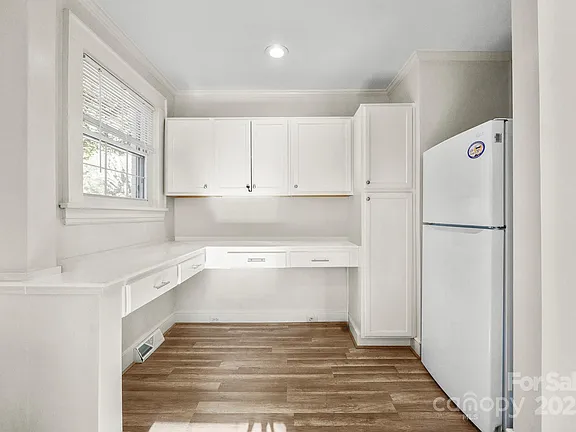 Eat-in white kitchen with lots ofstorage space. Charlotte,North Carolina,Open House